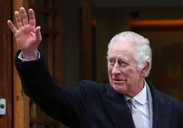 El rey Carlos III a su salida de la clínica de Londres