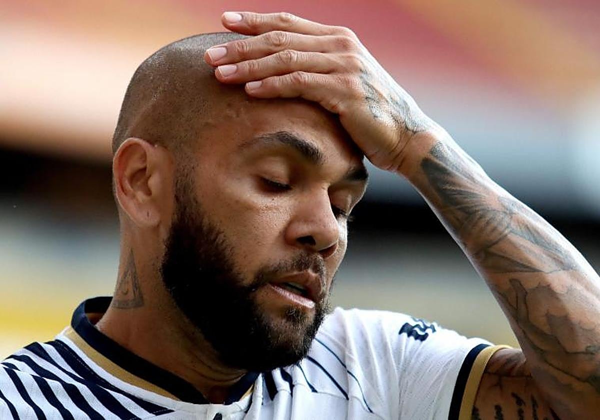 Dani Alves bu Pazartesi tüm ışıklar altında tecavüzle suçlanarak yedek kulübesinde oturuyor