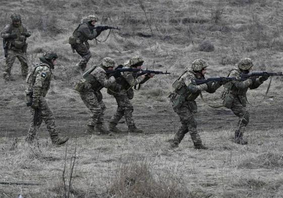 Soldados ucranianos del batallón Skala participan en un ejercicio militar en la región de Donetsk.