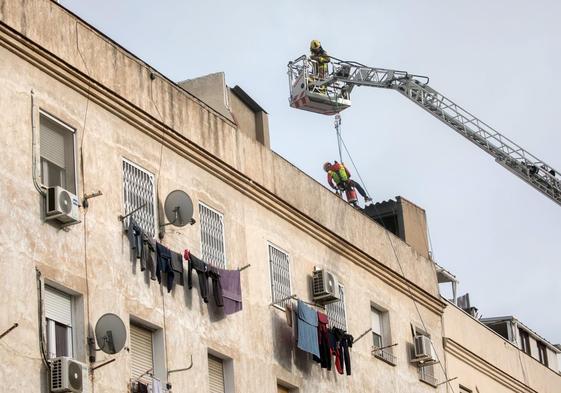 Los bomberos intervienen en el edificio de la calle Canigó de Badalona.