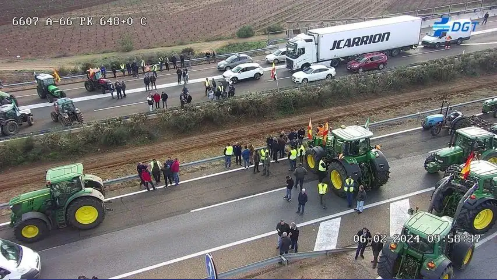 Cortada la A-66, Autovía de la Ruta de la Plata, a la altura de Almendralejo.