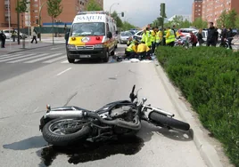 Un equipo del Samur atiende en Madrid a un motorista accidentado.