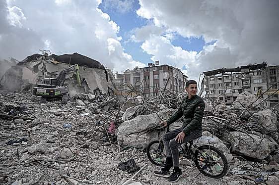 Un adolescente, junto a la labores de demolición de su barrio en una ciudad turca.