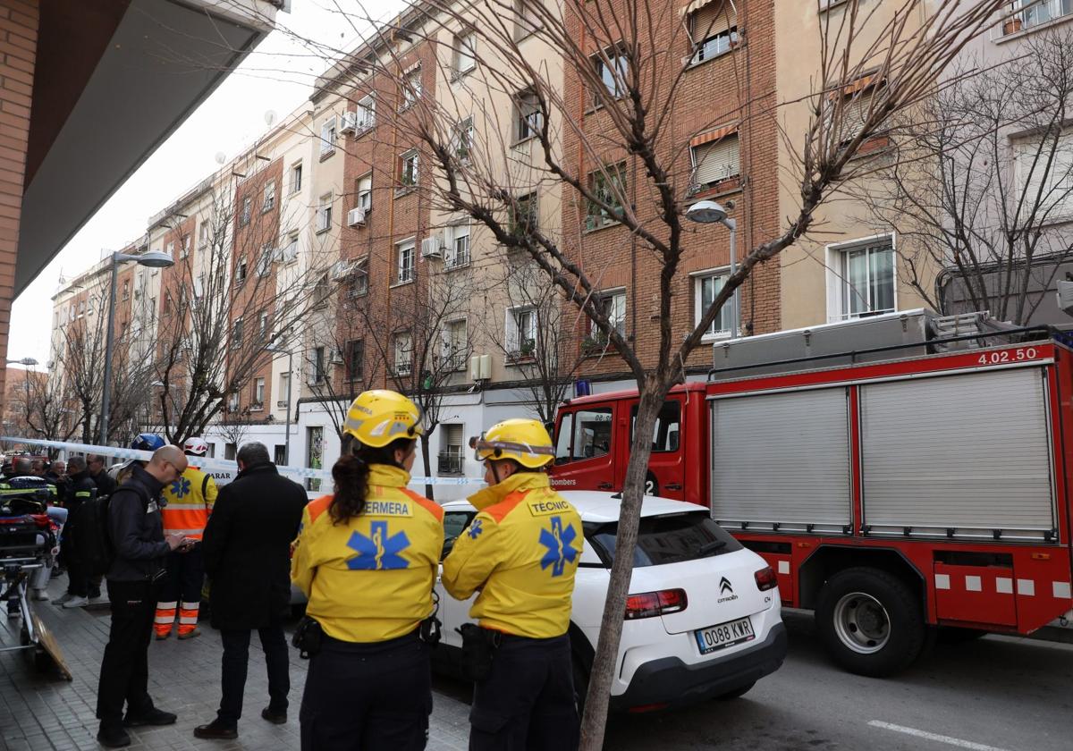 Imagen secundaria 1 - Buscan a tres desaparecidos en el derrumbe de un edificio de cinco plantas en Badalona