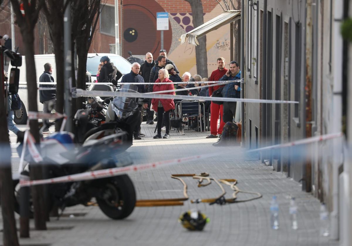 Imagen principal - Buscan a tres desaparecidos en el derrumbe de un edificio de cinco plantas en Badalona