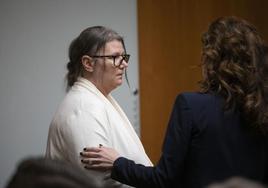 Jennifer Crumbley, madre del autor de la masacre de Michigan, al escuchar rl veredicto.