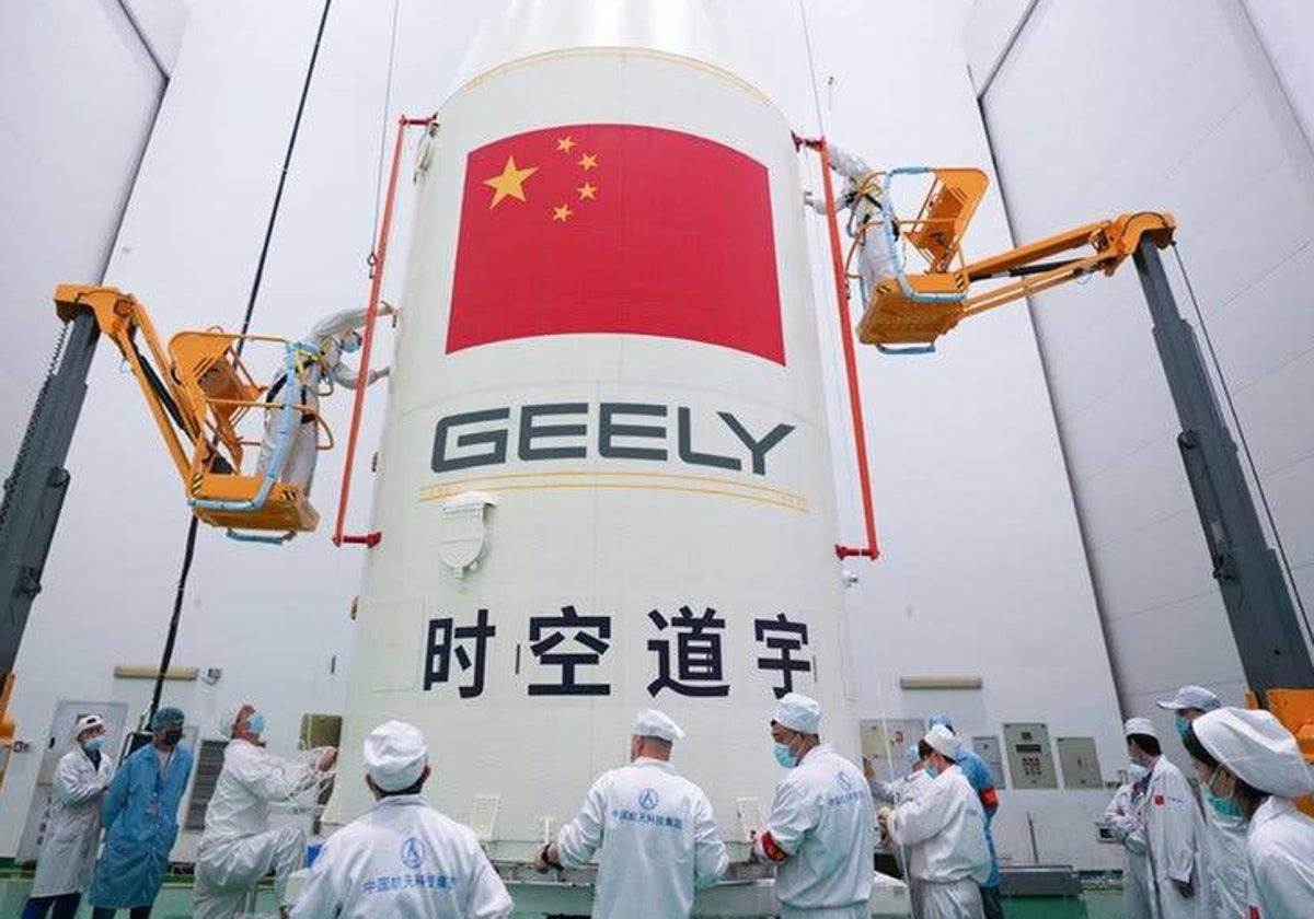 Ingenieros de Geely se preparan para el lanzamiento de un satélite.