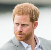 El príncipe Harry aterriza en Londres para estar al lado de su padre