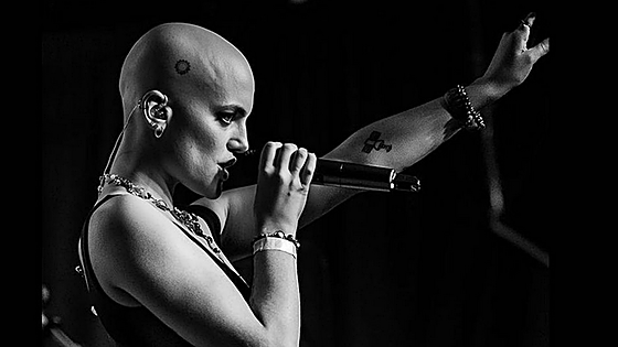 Una madre con cáncer terminal escribe una canción para ayudar a su hijo de 7 años tras su muerte
