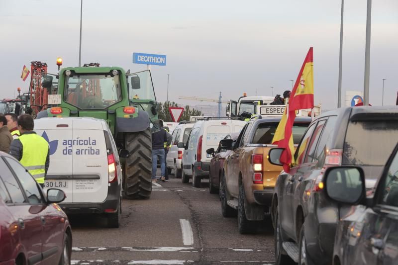 Las protestas de grupos de agricultores, muchas de ellas de productores independientes convocados por las redes sociales, están afectando desde primera horas de este martes en Salamanca.