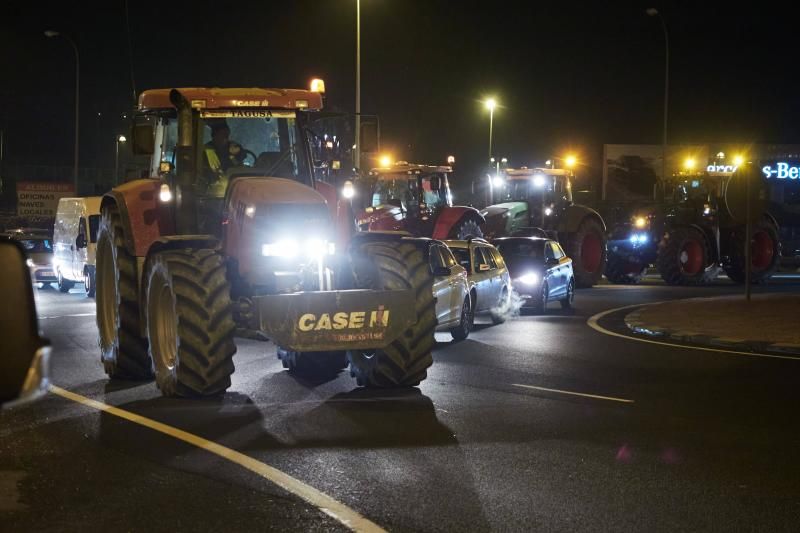 Decenas de tractores colapsan la carretera PA-31,en Pamplona, Navarra (España).