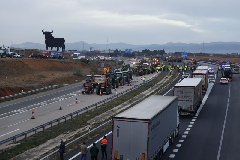 Los agricultores colapsan la A4, la autovía del sur.