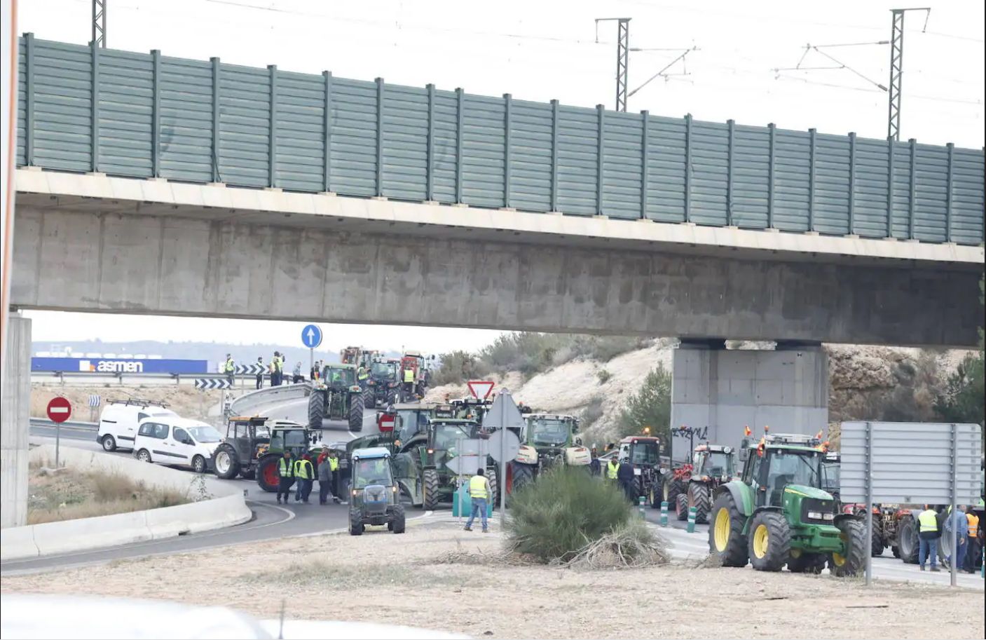 Los agricultores valencianos sacan sus tractores para protestar en la CV-50 en L'Alcúdia y la A-3 a la altura de Cheste.