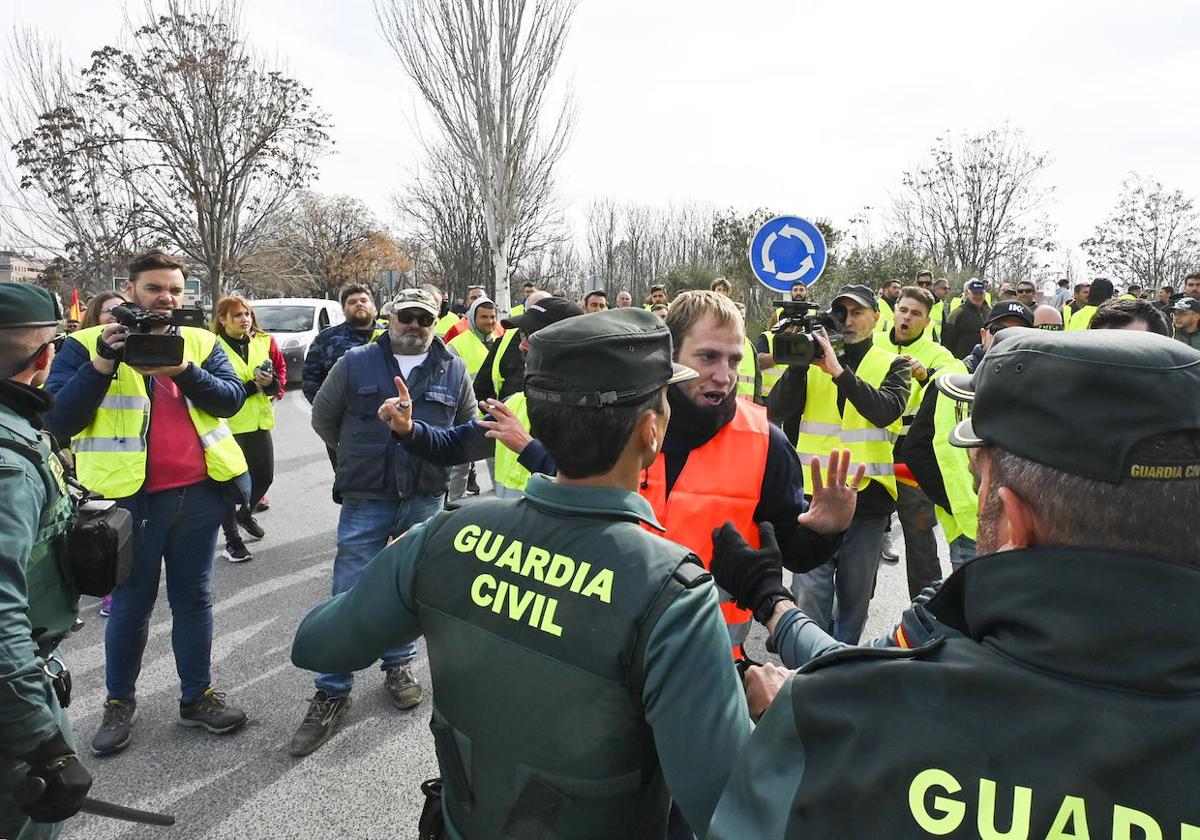 Un dispositivo policial vigila a los agricultores en Granada durante los cortes de vías este miércoles.