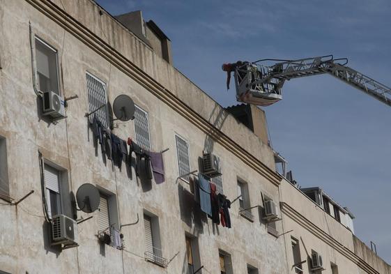 Los bomberos intervienen en el edificio de la calle Canigó de Badalona.