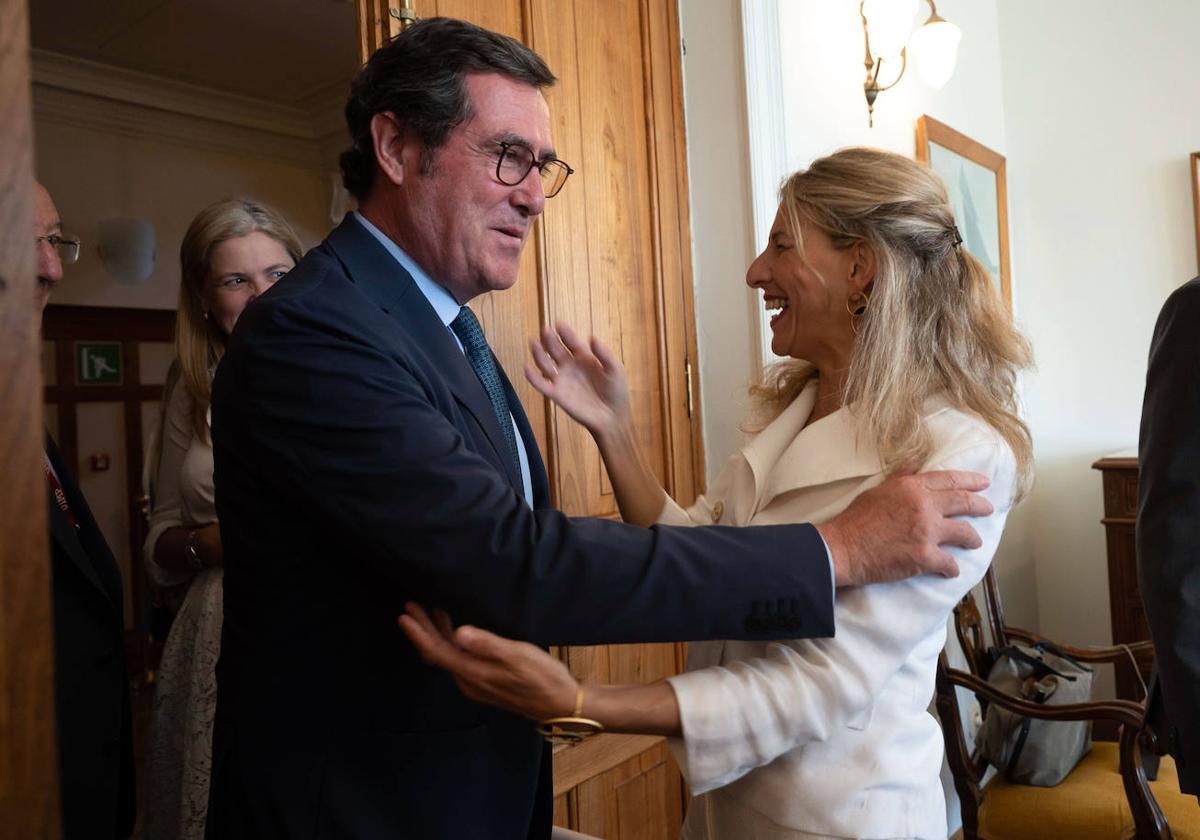 El presidente de la CEOE, Antonio Garamendi, y la vicepresidenta segunda, Yolanda Díaz.