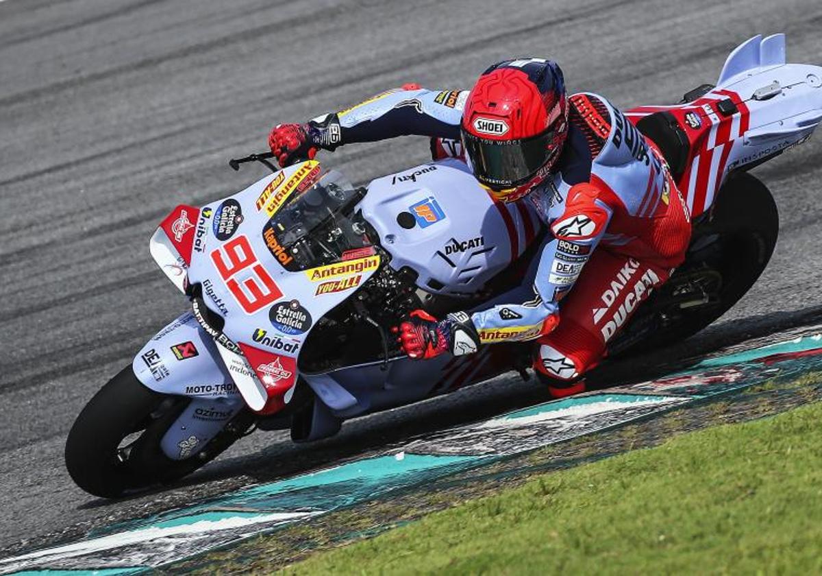 Marc Márquez, durante la segunda jornada de los test de Sepang.