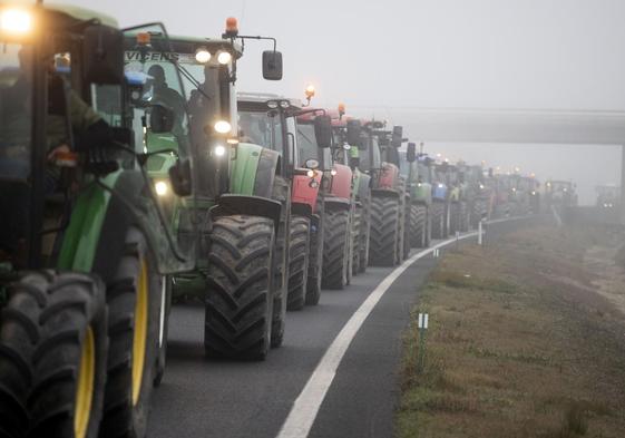 Agricultores durante una manifestación de tractores cortan la A-2 a su paso a Fondarella.