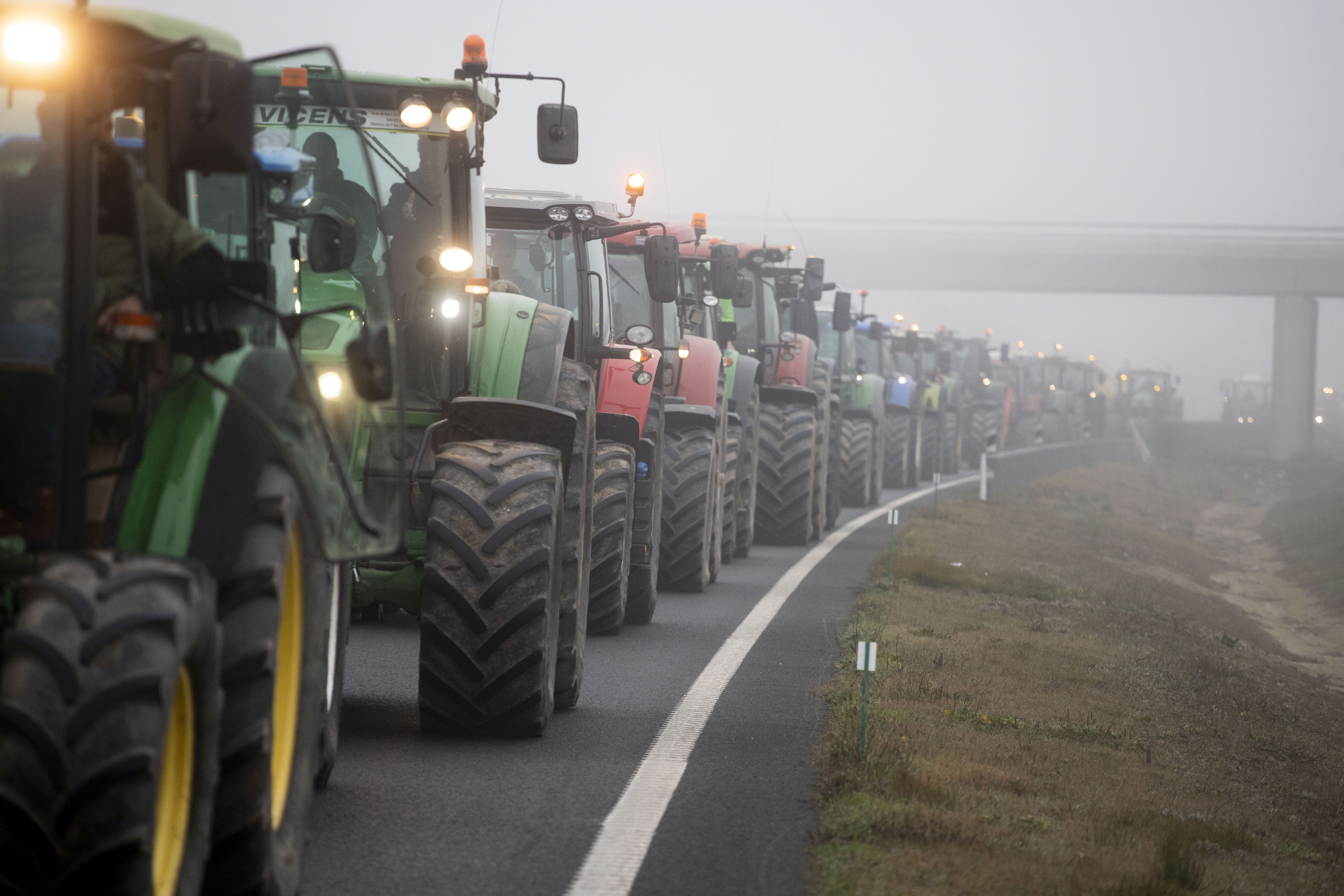 Los agricultores redoblan la presión al Gobierno en su segundo día de bloqueos