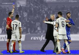 La amarilla que De Burgos Bengoetxea le mostró a Ancelotti durante el Getafe-Real Madrid podría ser de color azul en breve.