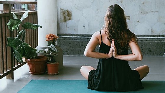 Todo lo que necesitas para practicar yoga en casa