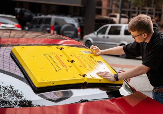 Qué es y para qué sirve el plástico amarillo que cada vez se ve más en el parabrisas de los coches