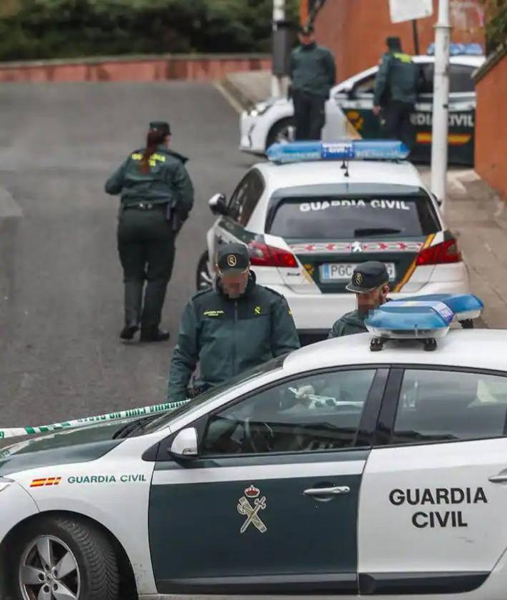 Imagen secundaria 2 - Imágenes de esta mañana, en las inmediaciones del domicilio familiar. 