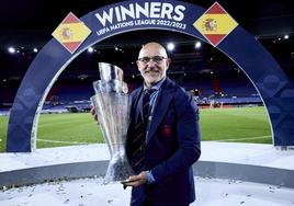 El seleccionador español, Luis de la Fuente, posa con el trofeo conquistado en junio de 2023.