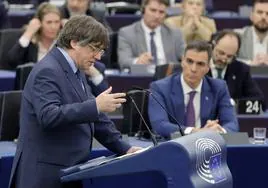 El expresident de la Generalitat, Carles Puigdemont, durante un pleno del Parlamento Europeo al que acudió el presidente del Gobierno, Pedro Sánchez.