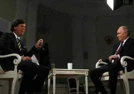 Vladímir Putin y Tucker Carlson, durante la entrevista en el Kremlin.