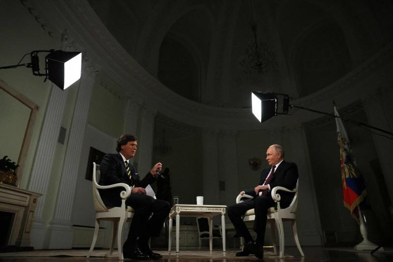 Vladímir Putin y Tucker Carlson, durante la entrevista en el Kremlin.