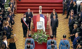 El actual presidente, Boric, los expresidentes Frei y Bachelet, y el presidente del Senado, Coloma, junto al féretro de Piñera en el Congreso.