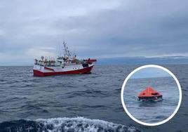 LEl pesquero 'Reina Madre', escorado a 8,7 millas de Pasaia. El pequeño, la lancha salvavidas con los 14 tripulantes.