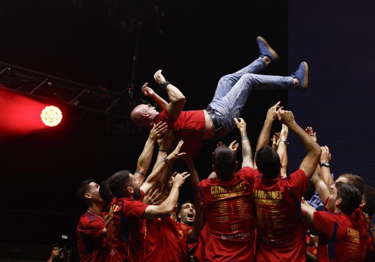 El seleccionador español, Luis de la Fuente, manteado por sus jugadores tras conquistar la Liga de Naciones en Róterdam.