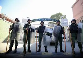 Militares hacen guardia frente a la oficina regional de la Comisión Electoral en Peshawar durante el recuento de votos.