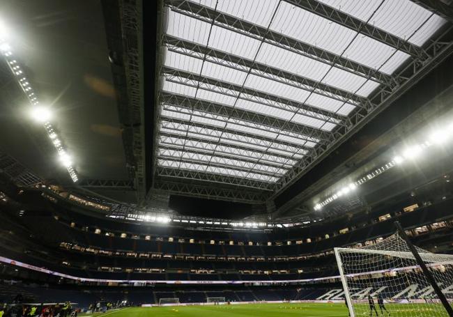 El Santiago Bernabéu con el techo retráctil desplegado.