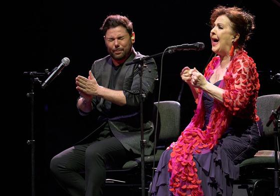 Carmen Linares en el escenario junto a Miguel Poveda.