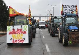 Tractores en la carretera N-330, en dirección a Zaragoza.