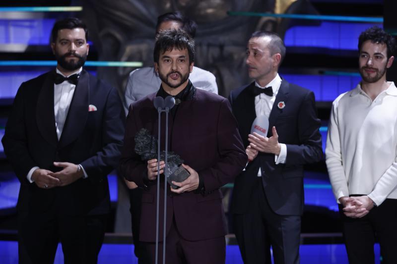 El director Guillermo García López (2-i) agradece el premio al Mejor Cortometraje de Ficción por 'Aunque es de noche'