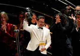 Juan Antonio Bayona con el Goya a mejor película