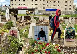 Lápidas con fotos de los caídos en el campo de refugiados de Yenín.