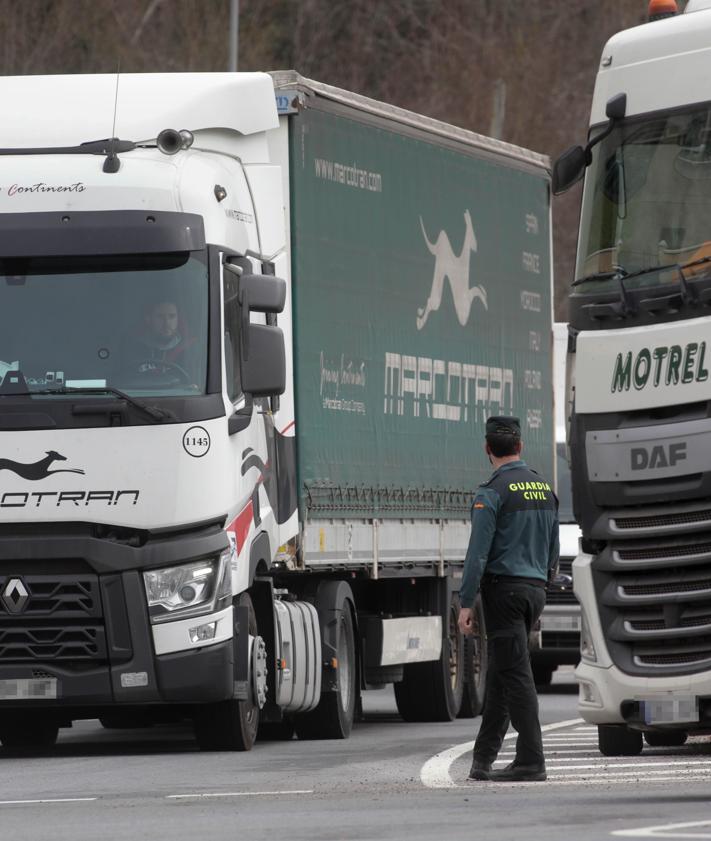 Imagen secundaria 2 - Arriba, los líderes de Plataforma en el Ministerio de Transportes para su reunión con Raquel Sánchez. Abajo, Manuel Hernández ofrece su primera rueda de prensa el 14 de marzo de 2022.