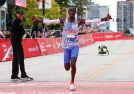 Kelvin Kiptum celebra su victoria y su récord del mundo en el maratón de Chicago.