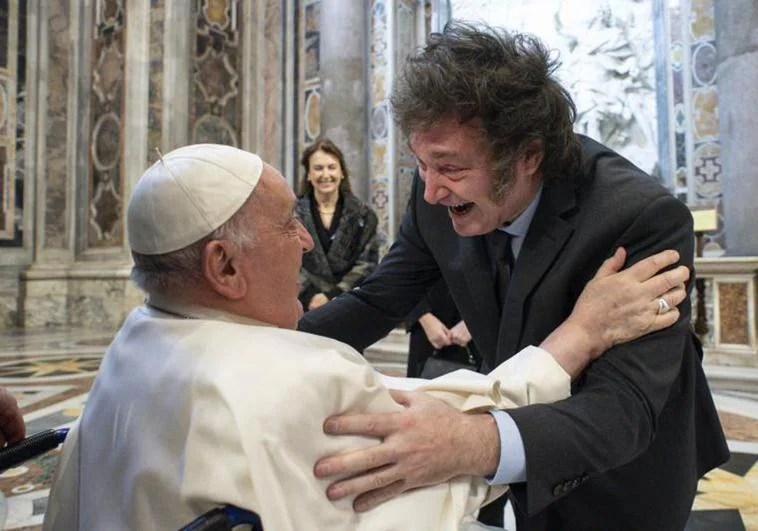 El presidente argentino, Javier Milei, saluda efusivamente al Papa Francisco durante su encuentro de este domingo en el Vaticano.