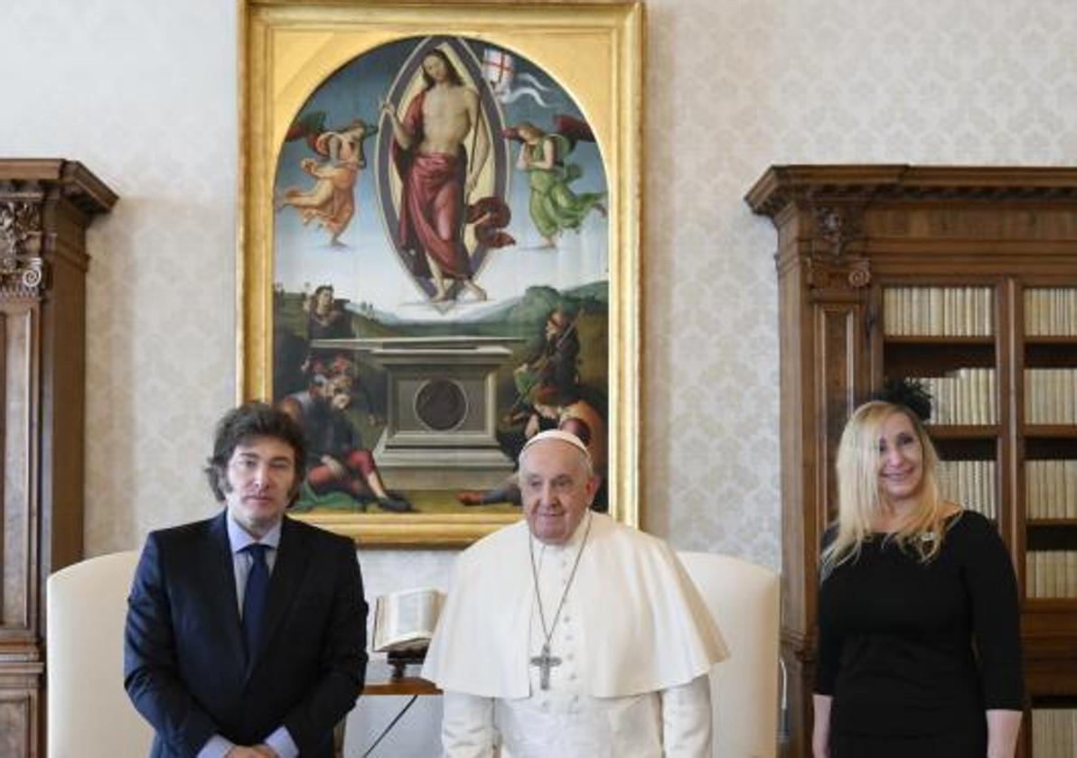 El Papa Francisco recibió a Javier Milei y a su hermana Karina durante una audiencia en la Ciudad del Vaticano.