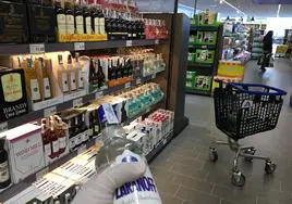 Sección de bebidas alcohólicas en un supermercado en España, algo prohibilido en muchos países.