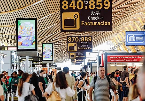 Pasajeros en el aeropuerto de Madrid-Barajas.