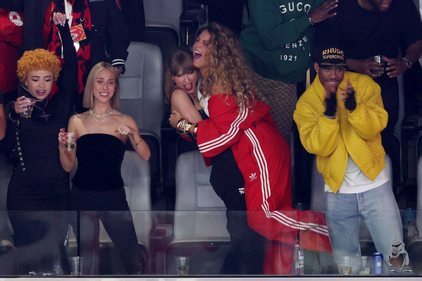 Taylor Swift y Blake Lively, objeto de atención constante, celebran con efusividad una de las acciones de la Super Bowl entre los Kansas City Chiefs y los San Francisco 49ers.