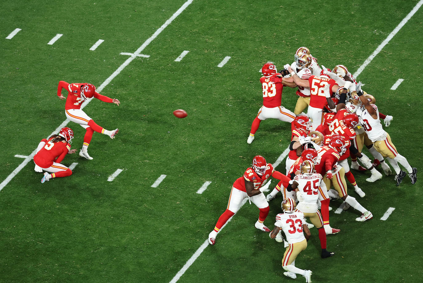 Harrison Butker puso el partido al rojo vivo con un field goal desde 24 yardas que situó las tablas en el marcador (16-16) a falta de menos de seis minutos para la conclusión del choque,