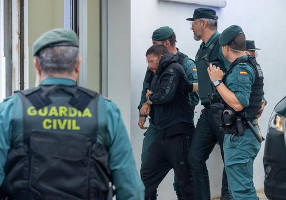 Uno de los detenidos a su llegada al Juzgado de Barbate.